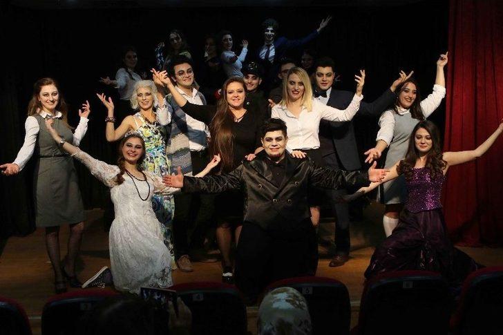 Bayraklı Bu Tiyatroyu Sevdi G2