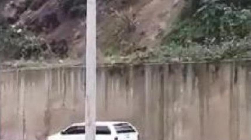 Rize&rsquo;De Heyelanda Kapısı Toprakla Kapanan Eve Pencereden Giriliyor (3)