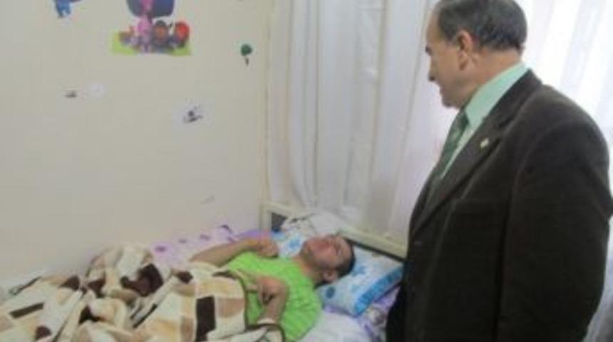 Yatalak Oğlu İ&ccedil;in Yardım İsteyen Aileye Fatma Şahin&rsquo;den Destek