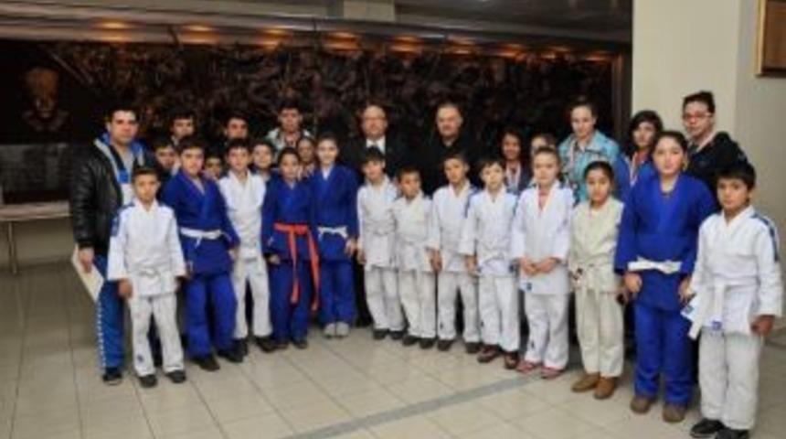 Afyonkarahisar Belediyespor Judo Takımından Başkan &Ccedil;oban&rsquo;a Ziyaret