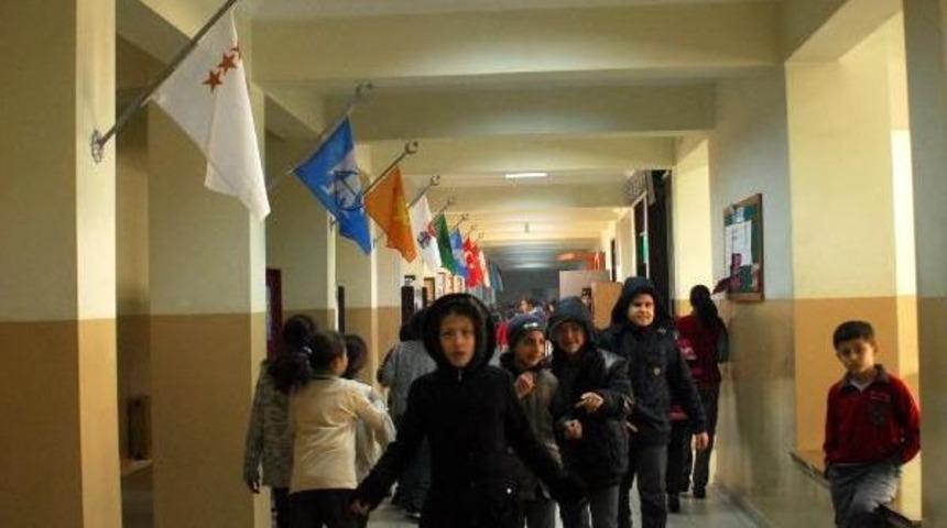 16 T&uuml;rk Devletinin Bayrakları Okul Koridorunda Dalgalanıyor