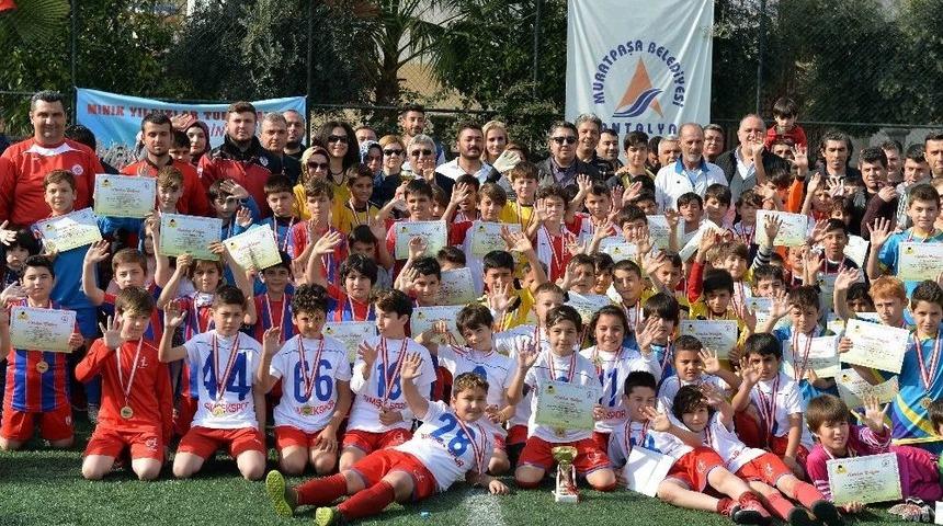 Muratpaşa&rsquo;da Minik Yıldızlar İ&ccedil;in Futbol Turnuvası D&uuml;zenlendi