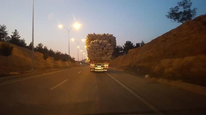 (&ouml;zel Haber) Şanlıurfa&rsquo;da Kamyonların Tehlikeli Yolculuğu
