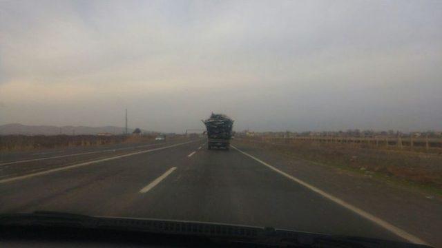 (özel Haber) Şanlıurfa’da Kamyonların Tehlikeli Yolculuğu