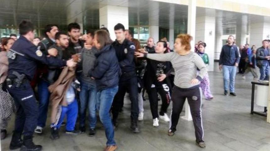 Tutuklanan Eşine Sarılmak Isteyince Arbede &Ccedil;ıktı