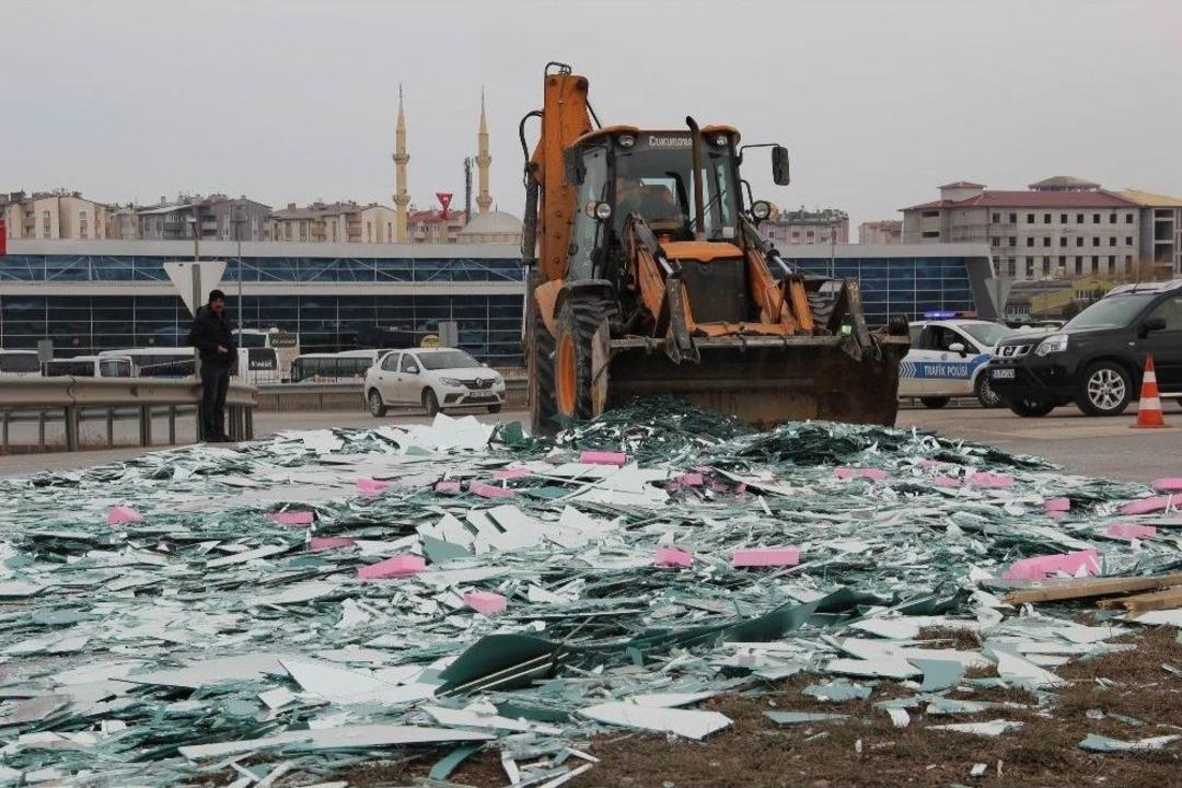 Tırdan D&uuml;şen 8 Ton Cam Karayoluna Sa&ccedil;ıldı