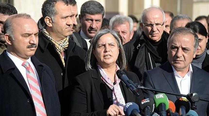 Diyarbakır'da Belediye, Dedaş'ın Girişini Kanal Kazıp Kapattı