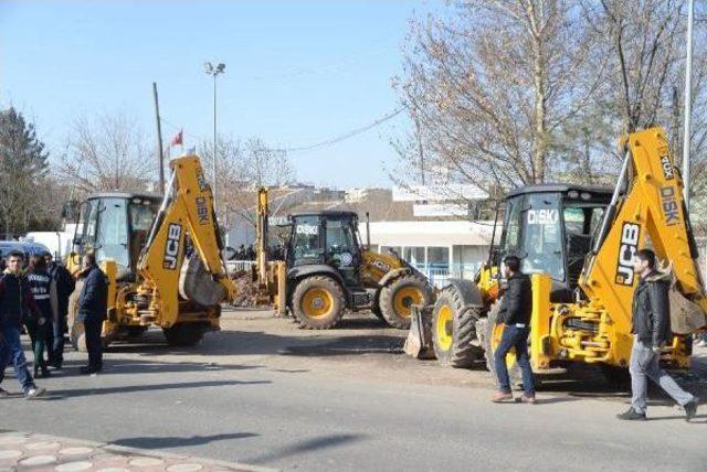 Diyarbakır'da Belediye, Dedaş'ın Girişini Kanal Kazıp Kapattı