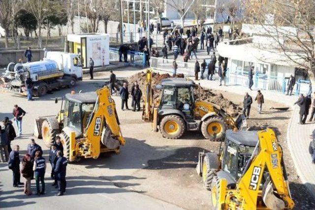 Diyarbakır'da Belediye, Dedaş'ın Girişini Kanal Kazıp Kapattı