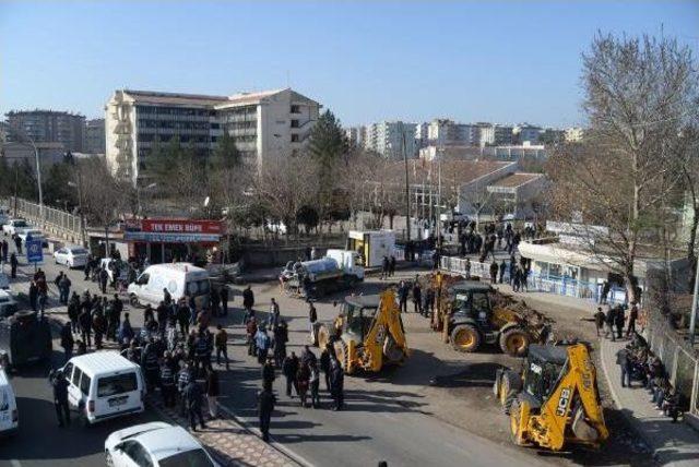 Diyarbakır'da Belediye, Dedaş'ın Girişini Kanal Kazıp Kapattı