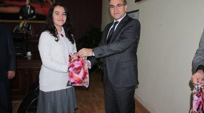 Kaymakam Başarılı &Ouml;ğrencileri &Ouml;d&uuml;llendirdi