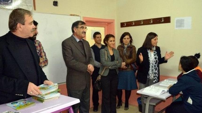 Akdeniz Belediyesi, &Ccedil;ocuklara Haklarını Anlatan Kitap Dağıttı