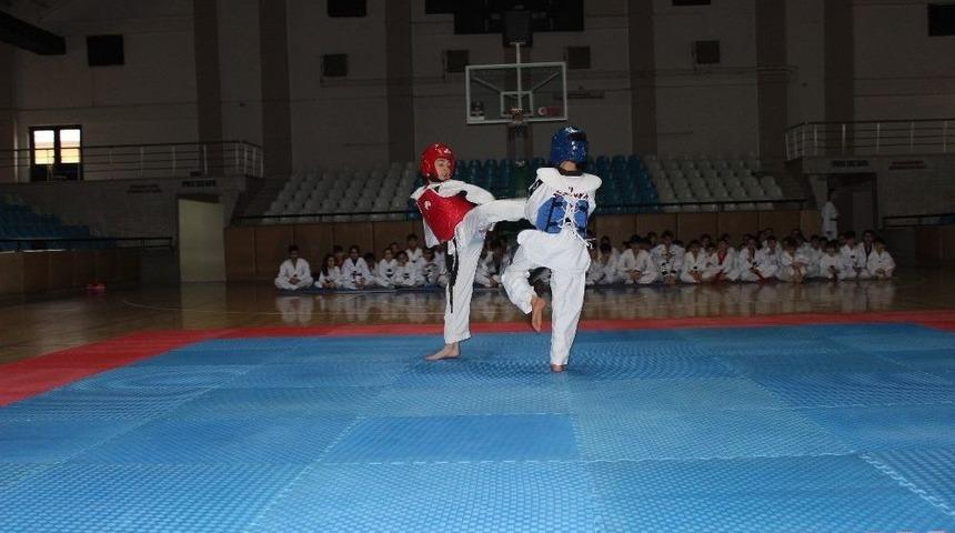 1. D&ouml;nem Teakwondo Kuşak Sınavı&rsquo;nda 50 &Ouml;ğrenci Ter D&ouml;kt&uuml;