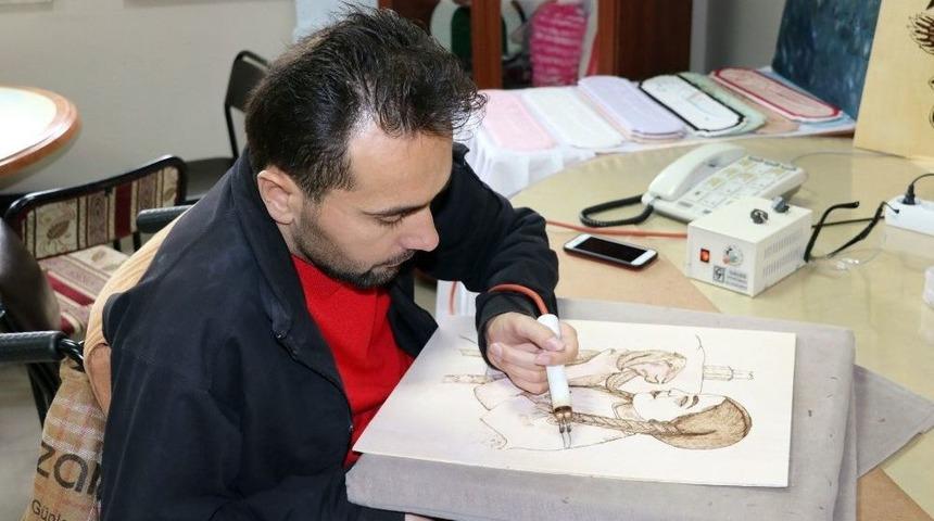 Engeli, &Uuml;retmeye Mani Olmadı Ahşabı Yakarak 250 Eser &Uuml;retti