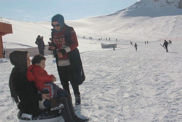 Hakkari’de Kış Ortasında Piknik Keyfi