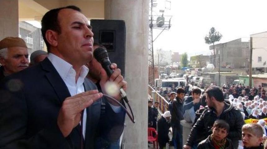 Cizre'de Hendek Kazılarak Kapatılan Sokaklara &Ouml;calan Posteri Ile Pkk Flamaları Asıldı