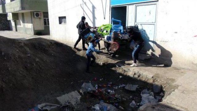 Cizre'de Hendek Kazılarak Kapatılan Sokaklara Öcalan Posteri Ile Pkk Flamaları Asıldı