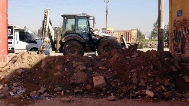 Cizre'de Hendek Kazılarak Kapatılan Sokaklara Öcalan Posteri Ile Pkk Flamaları Asıldı