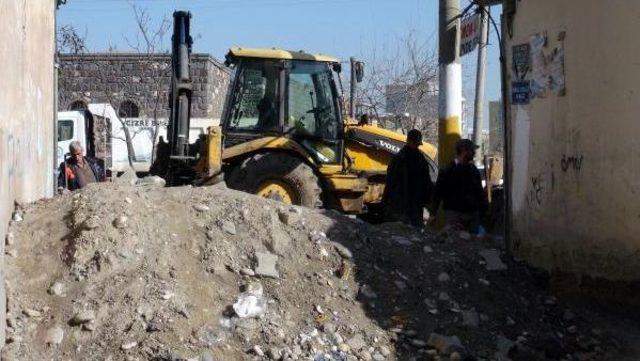 Cizre'de Hendek Kazılarak Kapatılan Sokaklara Öcalan Posteri Ile Pkk Flamaları Asıldı