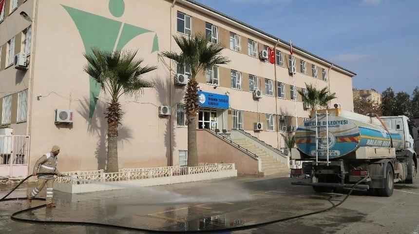 Okul Bah&ccedil;eleri İkinci D&ouml;nem İ&ccedil;in Temizlendi