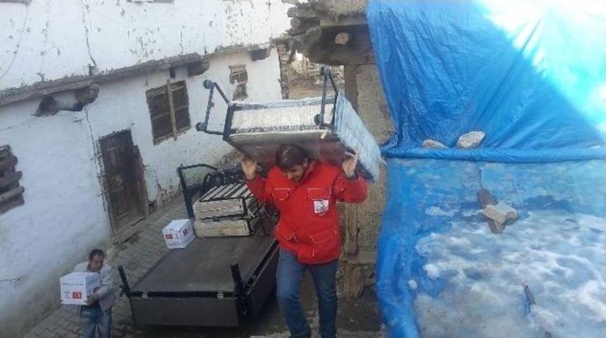 Tokat&rsquo;ta Evleri Yanan Aileye Yardım