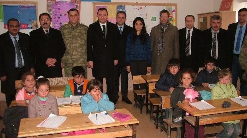 Tuşba Kaymakamı Sarı Ve Kurum Amirlerinden Karne &Ouml;ncesi Derebey İlkokuluna Ziyaret