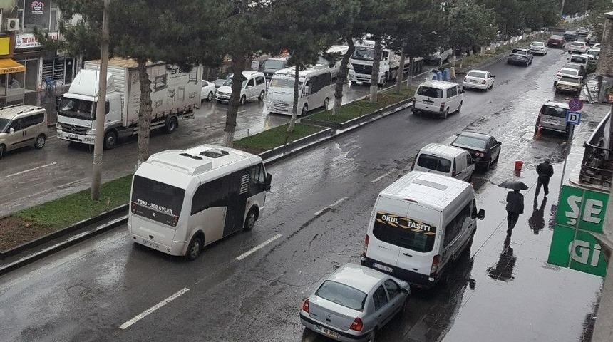 Tatvan&rsquo;da Sağanak Yağış Etkili Oluyor