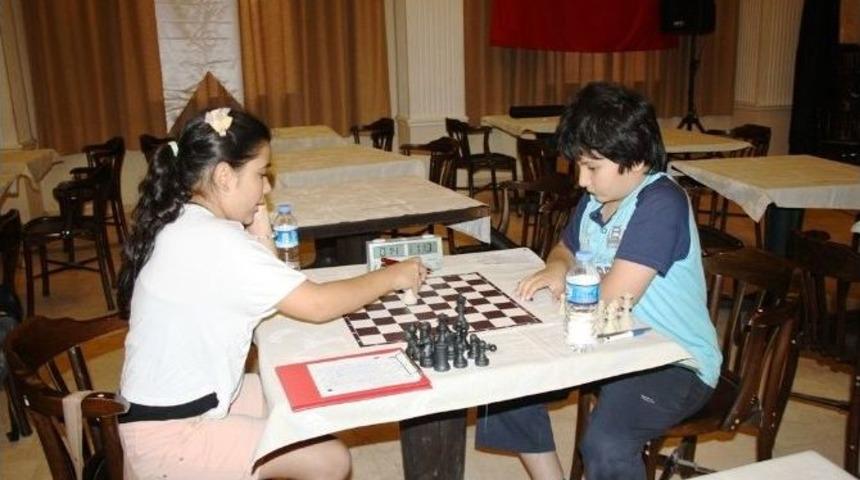 Ayvalık Satran&ccedil; Kul&uuml;b&uuml;nden Yılın İlk Turnuvası