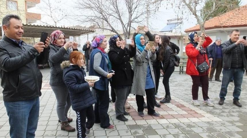 Burhaniye&rsquo;de Umrecilere Coşkulu Uğurlama