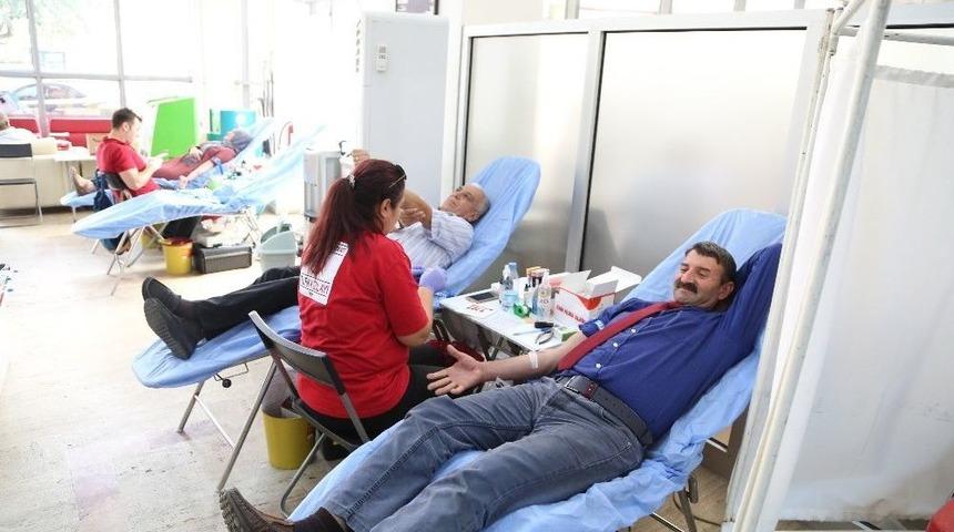 Efeler Belediyesi&rsquo;nden Kızılay&rsquo;a 30 &Uuml;nite Kan Bağışı