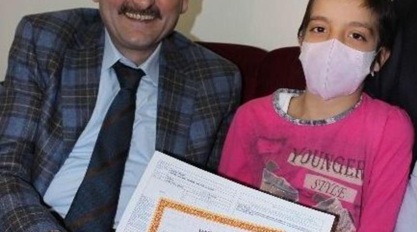 Evde Eğitim G&ouml;ren L&ouml;semi Hastası Burcu, Karnesini Aldı