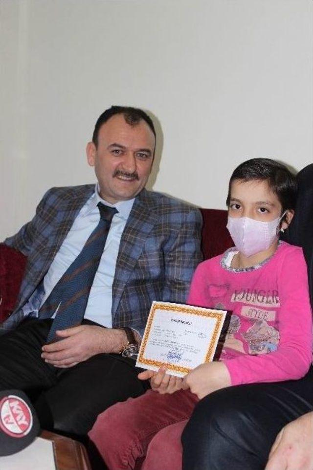 Evde Eğitim G&ouml;ren L&ouml;semi Hastası Burcu, Karnesini Aldı 1