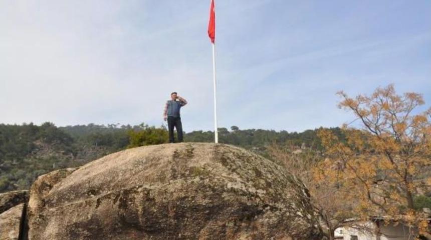 Cep Telefonuyla Konuşabilmek I&ccedil;in Ağa&ccedil; Ve Kayalara &Ccedil;ıkıyorlar