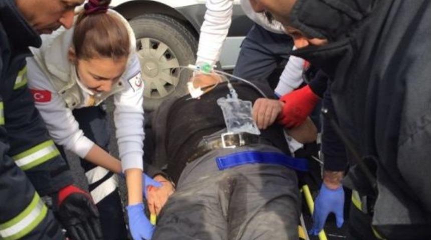 Otomobil Bariyerlere &Ccedil;arptı, S&uuml;r&uuml;c&uuml; Ara&ccedil;ta Sıkıştı