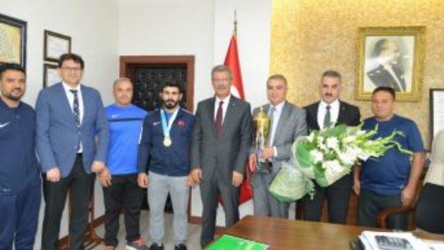 Şekersporlu Milli Güreşçi Fatih Cengiz Birincilik Kupasını Aldı