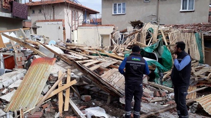 Afyonkarahisar&rsquo;da Doğalgaz Patlamasında Tek Katlı Ev &Ccedil;&ouml;kt&uuml;: 2 Yaralı