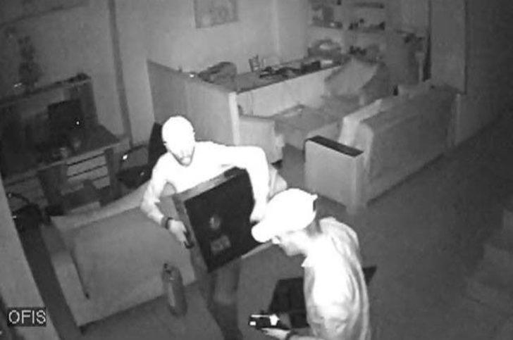 Şaşkın Hırsızlar Kendilerini Tanımayıp Arkadaşlarını Teşhis Etti G1