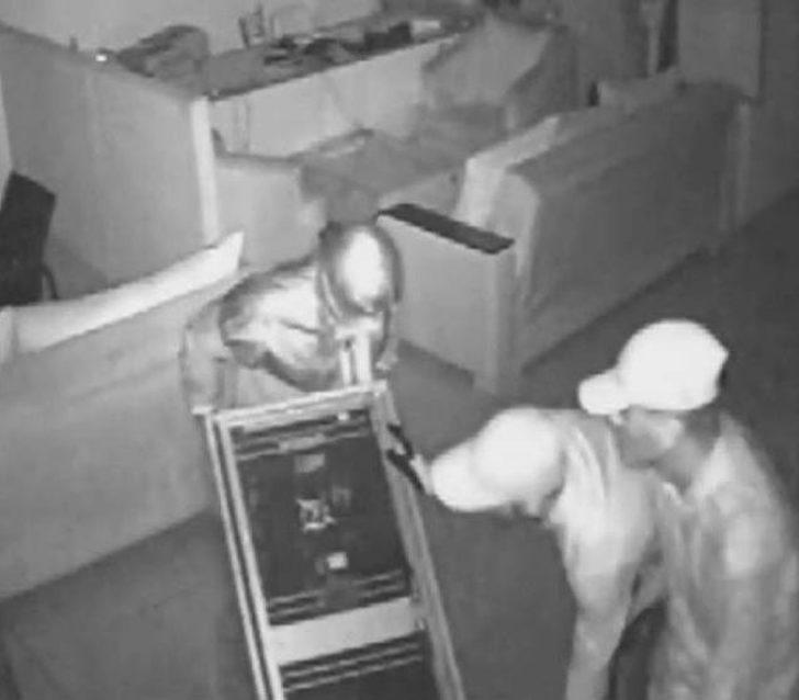 Şaşkın Hırsızlar Kendilerini Tanımayıp Arkadaşlarını Teşhis Etti G2