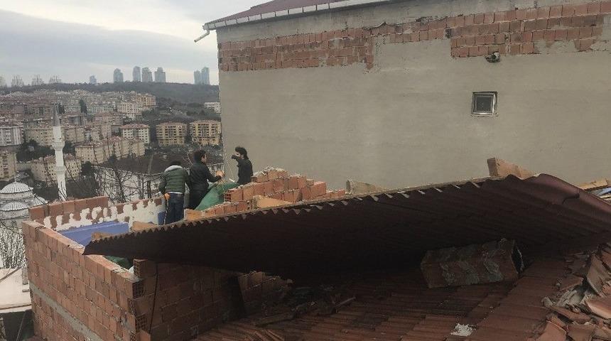 Sarıyer&rsquo;de Gecekondunun &Ccedil;atısı U&ccedil;tu, Vatandaşlar Belediyeye İsyan Etti