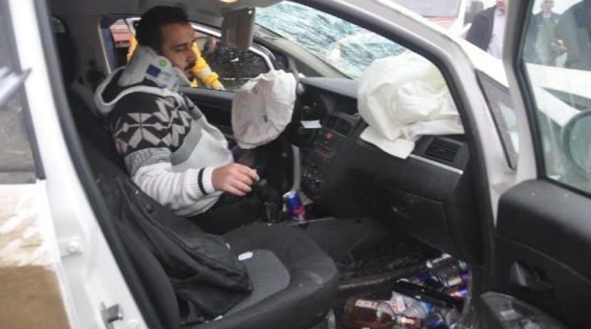 Otomobiliyle Halk Otob&uuml;s&uuml;ne Arkadan &Ccedil;arpan Alkoll&uuml; S&uuml;r&uuml;c&uuml; Yaralandı