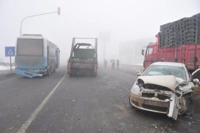 Otomobiliyle Halk Otobüsüne Arkadan Çarpan Alkollü Sürücü Yaralandı