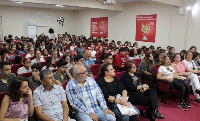 Ünlü Yazar Buket Uzuner, Gençlere Seslendi: Hayal Kurmaktan Kaçınmayın