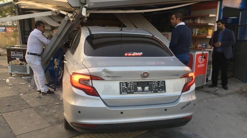 Başkent&rsquo;te Otomobil B&uuml;feye Girdi