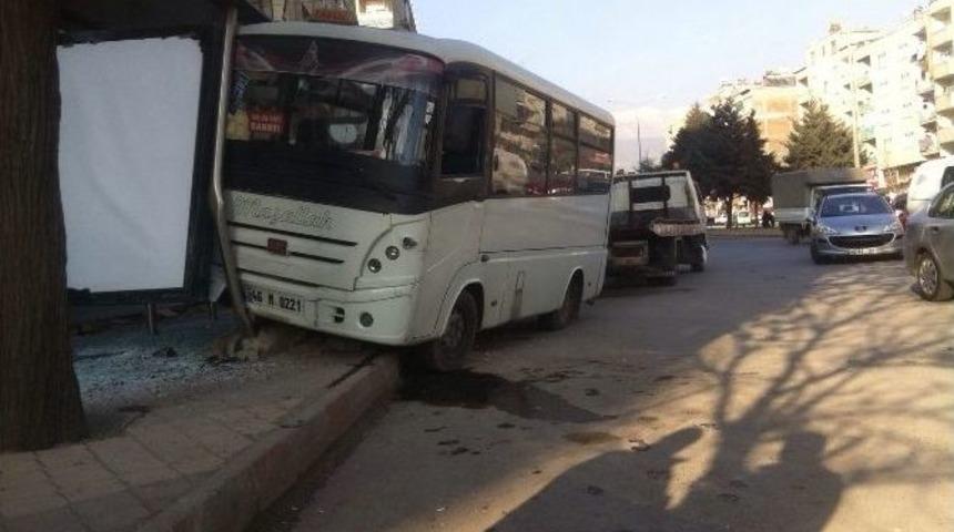 Freni Patlayan Otob&uuml;s Durağa Daldı