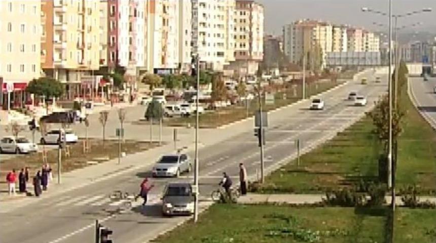 Kırmızı Işık İhlali Yapan S&uuml;r&uuml;c&uuml;n&uuml;n &Ccedil;arptığı Bisikletli &Ouml;l&uuml;mden D&ouml;nd&uuml;