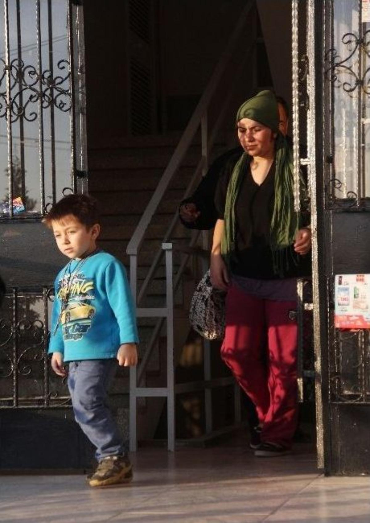 Kocası Kapıyı Kilitledi, Hastalanan Bebeği İ&ccedil;in Polisten Yardım İstedi