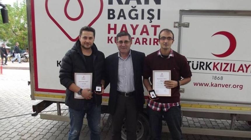 T&uuml;rk Kızılayına Kan Bağışında Bulunan 43 Kişiye Madalya