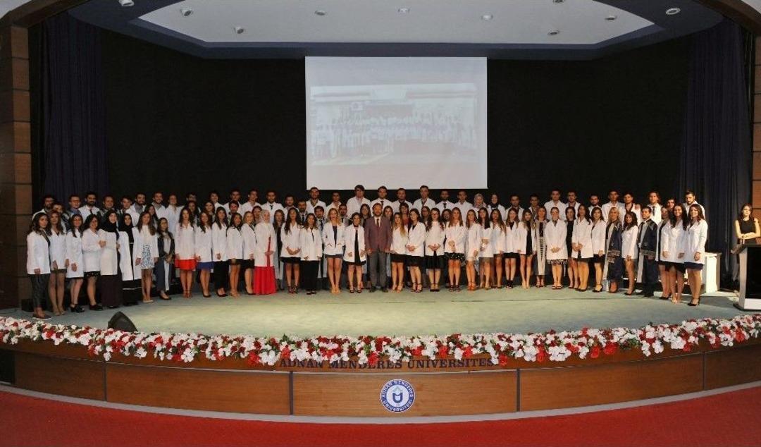 Diş Hekimliği Fak&uuml;ltesinde Beyaz &Ouml;nl&uuml;k Giyme T&ouml;reni Yapıldı