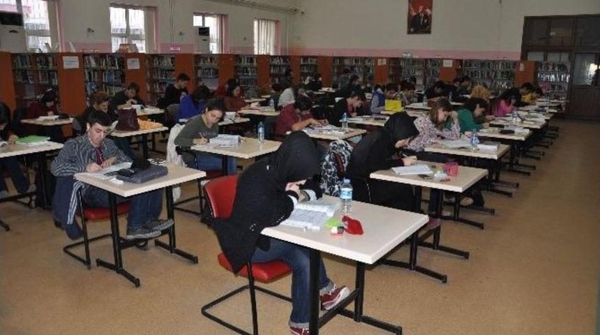 Manisalı Kadınlar Erkeklerden Daha &Ccedil;ok Kitap Okuyor