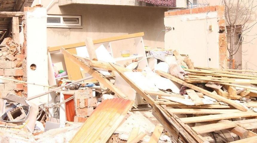 Doğalgaz Patlamasında Göçen Evin Altında Kalan Anne Ve Çocuğu Ağır Yaralandı